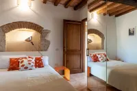 Apartment facing the pool in medieval village with view of Todi