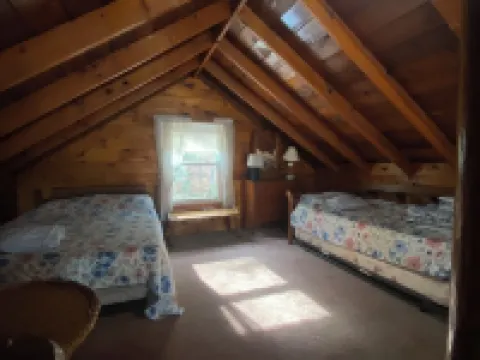 Charming 3-bedroom house with private dock on Lake Wallenpaupack! 帕爾邁拉酒店