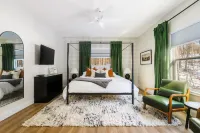 Modern Family Luxury, 6br, 5 bath, WOW factor! Sauna, Hot Tub, Game rms FirePit! Hotels in Massanutten