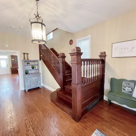 Elm Street Escape- Easy Access to Alton & STL