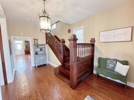 Elm Street Escape- Easy Access to Alton & STL