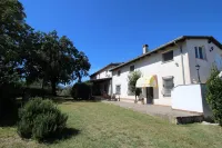 Large apartment with shared swimming pool, located in a natural park, Rome 100 km