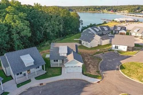 New, Modern, Cozy Lakeside Cottage. Pet friendly!