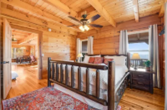 New Listing! Million Dollar Long Range Views-Hot Tub-King Suite