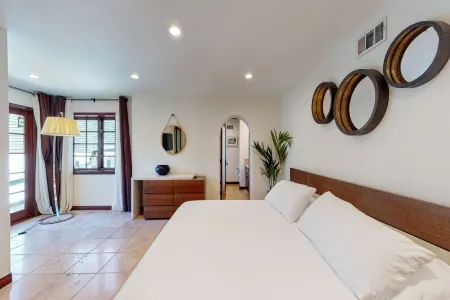 Casa Vista! Stunning Direct Hollywood Sign Views!!