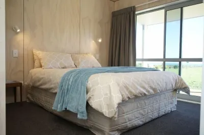 Surf highway coast house. ocean front bach  호텔