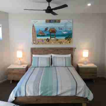 BEACH  Luxury Upmarket 2B 2B unit, OCEAN VIEWS!  250m to BUDDINA BEACH! Rooms