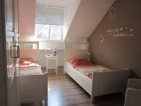 State-of-the-art new, large apartment, up to 6 people, family-friendly, free beach!