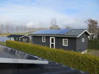 Cozy and rustic cottage plus houseboat on the water Hotels in 
