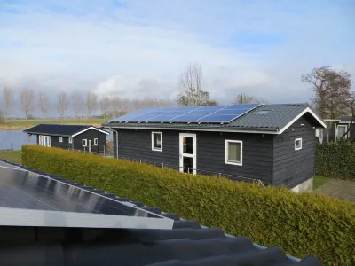 Cozy and rustic cottage plus houseboat on the water Hotels in 