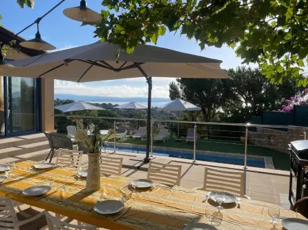 Côte d'Azur: Beautiful sea view for this renovated villa, swimming pool, pets welcome!