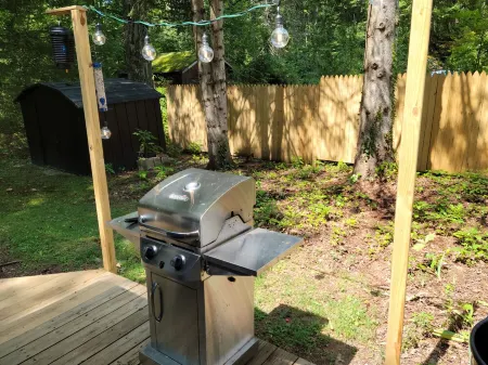 Cheerful 2 Bedroom Cottage with Hot Tub near Lake