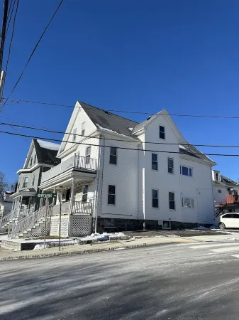 Spacious, Cozy, near T station -Private Parking -Free Wifi -Washer & Dryer - AC