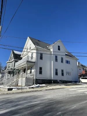 Spacious, Cozy, near T station -Private Parking -Free Wifi -Washer & Dryer - AC Hotels in Malden