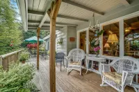 Highlands Hideaway Two Blocks from Main Street