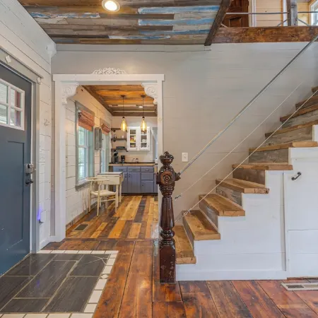 Old Maine style w/ modern amenities - dog friendly