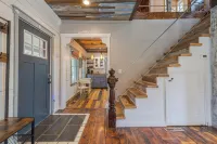 Old Maine style w/ modern amenities - dog friendly