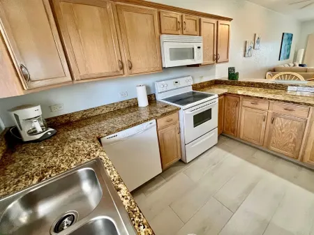 "Mai Kai" Recently renovated Oceanfront Ground Floor Condo - Kaibo Yacht Club II Отели в г. Rum Point