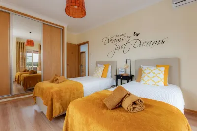 Best Experiences 4 Perfect Getaways Hotel dekat Meia Praia