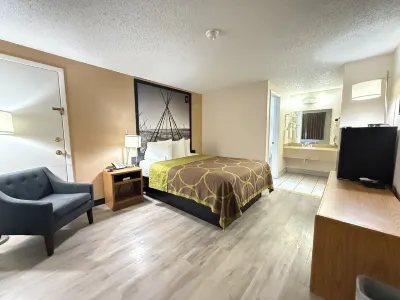 Hardin Lodge Hotels near Bighorn County Fairgrounds