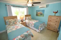 Oceanfront beach house with dual-masters & screened balcony on West Bay Beach Отели в г. 