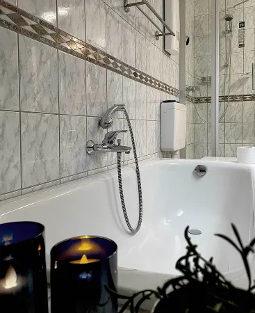 Spacious, quiet, A/C , Espresso machine, 2 queen beds, 50” Netflix TV, Отели в г. Арберген