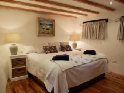 Beautiful Cottage with gorgeous gardens log burner, EV charger and Pet-friendly