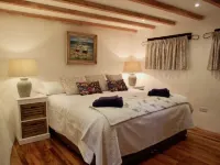 Beautiful Cottage with gorgeous gardens log burner, EV charger and Pet-friendly