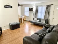 Comfy, Clean & Spacious w/2 TVs, parking, laundry Caffe Calabrese附近的飯店