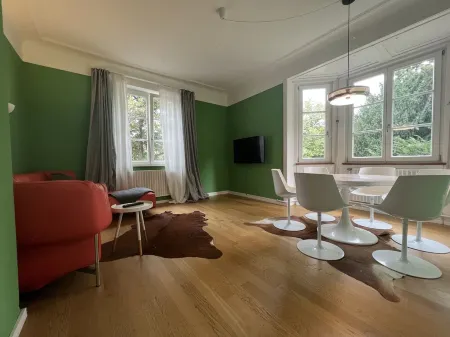 3 bedroom Jugendstilwohnung near the castle Отели в г. Людвигсбург