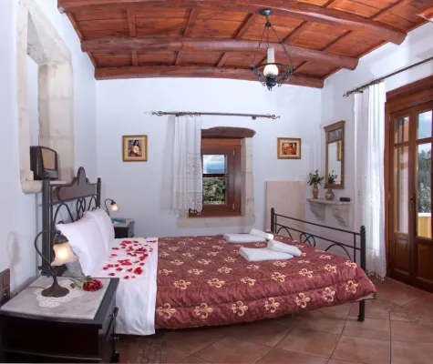 Private villa with private pool and amazing view in an unspoilt environment Hotels in Geropotamos