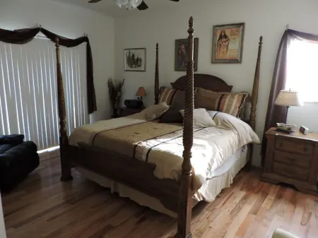 RiverFront, WI-FI /Cell,  Pet Friendly, Folk School