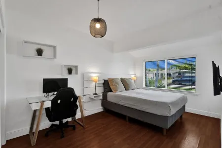 Charming 3 bedrooms house with heated pool & Grill