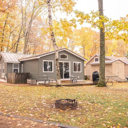 Cozy Lake Front Cottage, Escape with Amenities