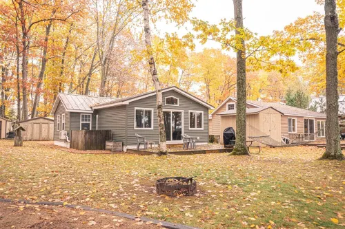 Cozy Lake Front Cottage, Escape with Amenities