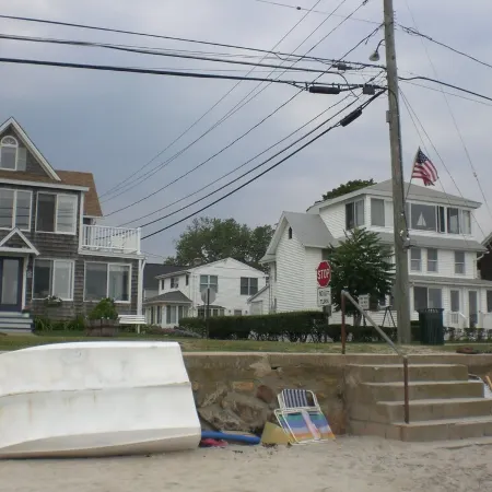 Now Has TV + Linens - Relaxing 4-Bedroom Cottage in Westbrook, CT at West Beach