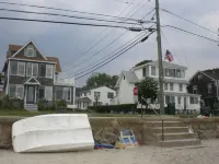 Now Has TV + Linens - Relaxing 4-Bedroom Cottage in Westbrook, CT at West Beach