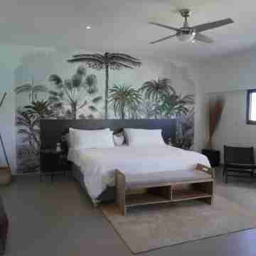 Luxury Penthouse with Private Rooftop Directly on Beach, Best Location, pool! Rooms