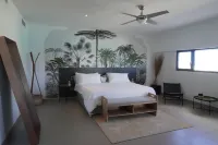 Luxury Penthouse with Private Rooftop Directly on Beach, Best Location, pool!