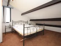Detached house of 95m2, exclusive on the edge of the park, garden 700m2. Hotels in De Cocksdorp