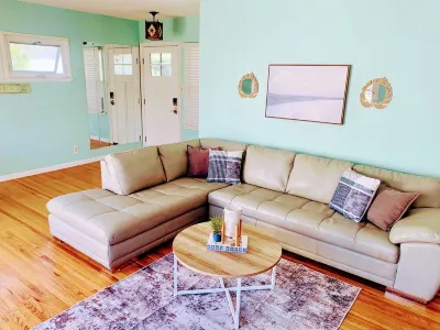 Midtown Ventura Family & Pet Friendly Cottage アイランド・クルーズ周辺のホテル