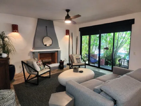 Stunning Condo! Gorgeous Suites Flamingos, Two Minute Walk to the Beach! A Gem! Hotels in Zona Hotelera Norte