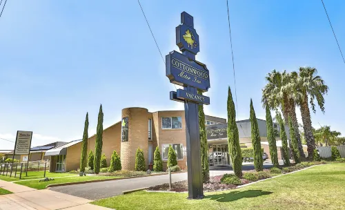 Cottonwood Motor Inn - parking