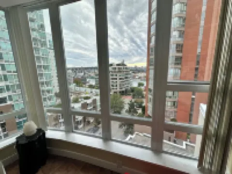 Penthouse suite w/ jacuzzi on Seawall w/ views