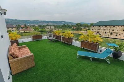 Superb 4-bedroom house in Accra with AC and Swimming Pool โรงแรมใน