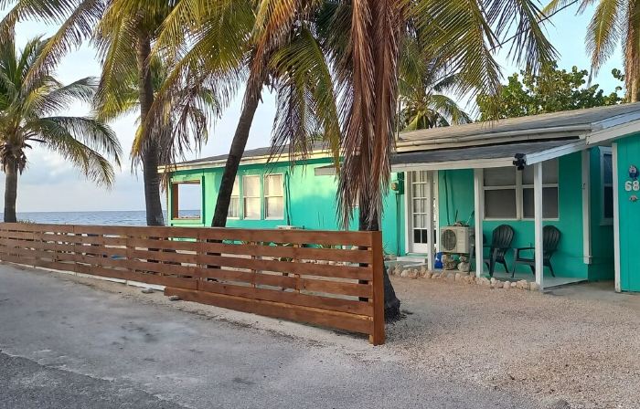 Serenity on the Bay1 - One Bed Cayman Brac - Airport Shops Restaurants Close!