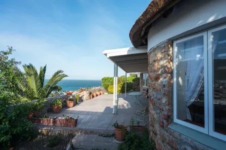 Sea Cottage - House - spectacular sea views Отели рядом с достопримечательностью «Fish Hoek Beach»