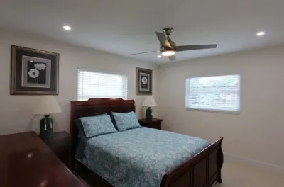 Newly renovated pool home in the heart of Naples<br> Hotels near The Church of Jesus Christ of Latter-day Saints
