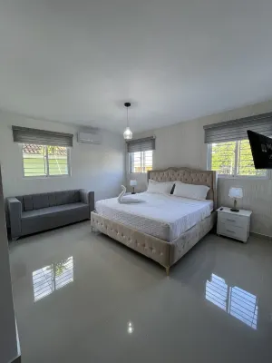 Lovely 3-bedroom condo with free parking 住宿飯店