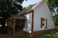 The Farm House sits on a large lot near downtown Mckinney Encore Wire附近的飯店